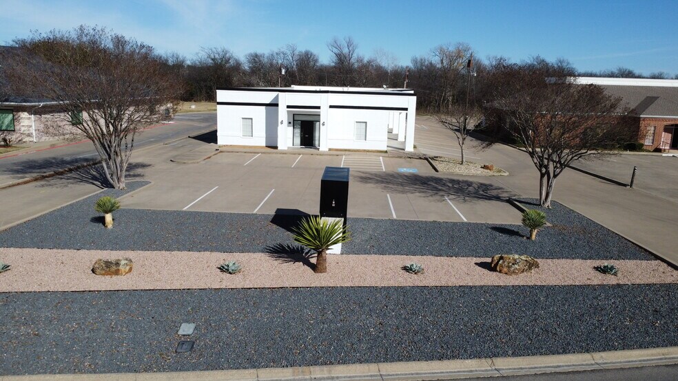 More Photos Of 504 N Ridgeway Dr, Cleburne Office For Lease