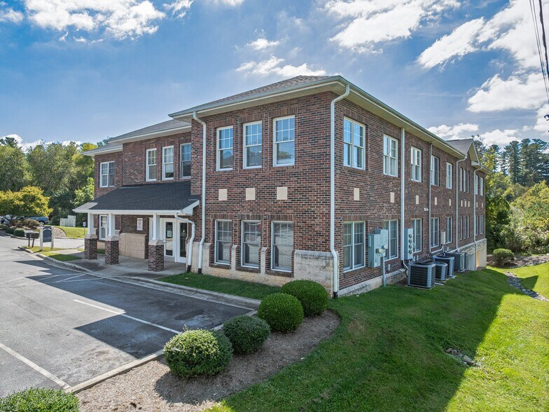 More Photos Of 120 Chadwick Square Ct, Hendersonville Medical For Lease