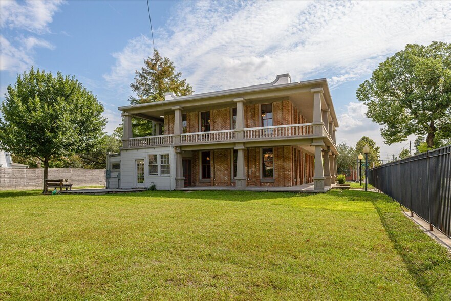 More Photos Of 119 E 20th St, Houston Office Residential For Sale