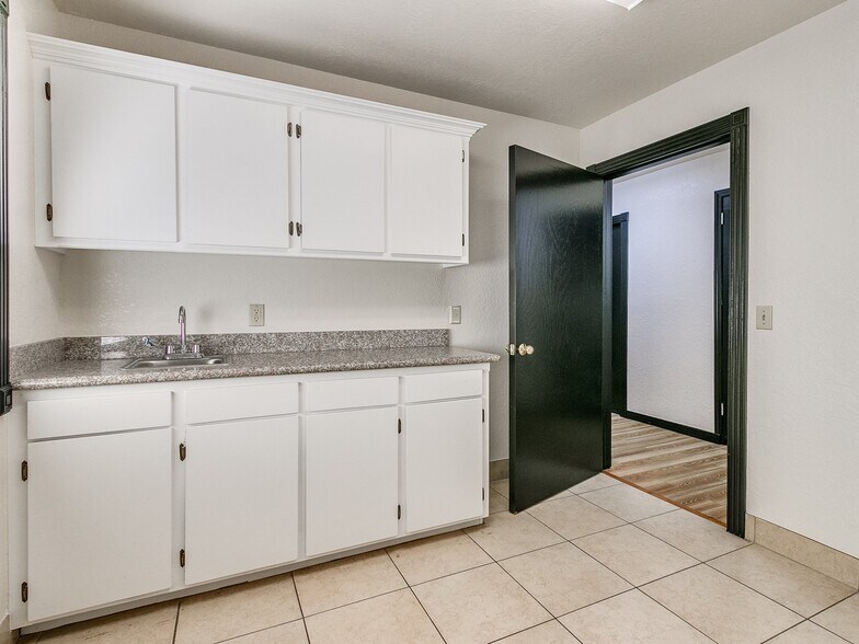 More Photos Of 2124 S Shadowlake, Oklahoma City Medical For Lease