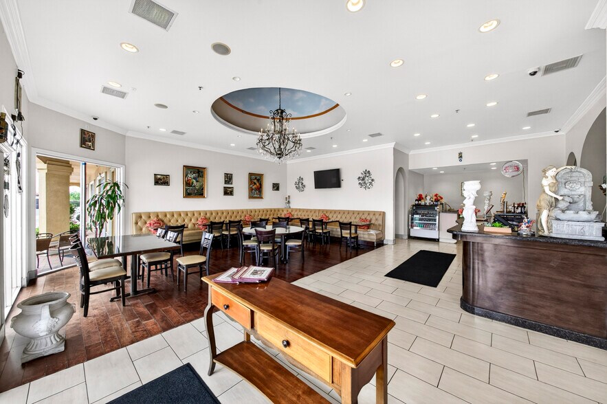More Photos Of 910 W Pacific Coast Hwy, Wilmington Bar For Lease