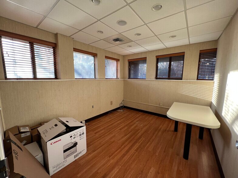More Photos Of 2 1/2 Dearfield Dr, Greenwich Medical For Lease