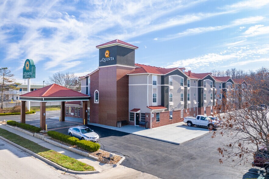 Primary Photo Of 6901 NW 83rd St, Kansas City Hotel For Sale