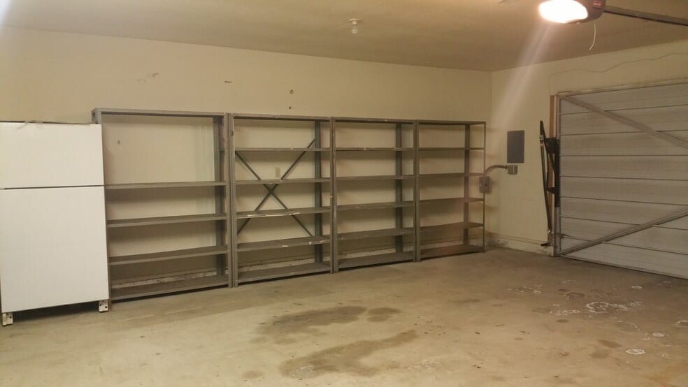 More Photos Of 4040 W Iris Ave, Visalia Flex For Lease