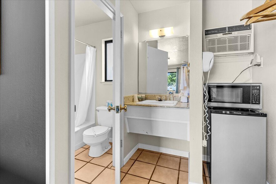 More Photos Of 1013 Front St, Soledad Hotel For Sale