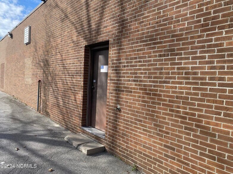 More Photos Of 112 E 5th St, Washington General Retail For Sale