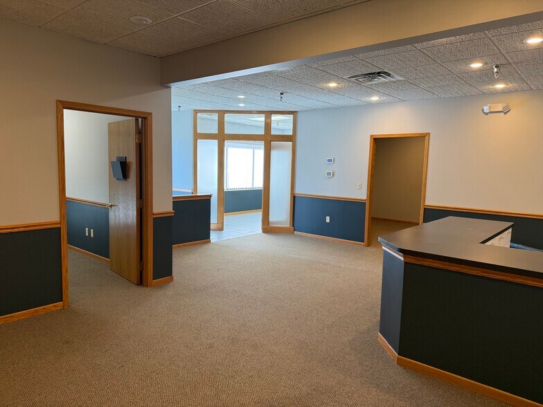 More Photos Of 2045 Grand Ave, West Des Moines Office For Lease