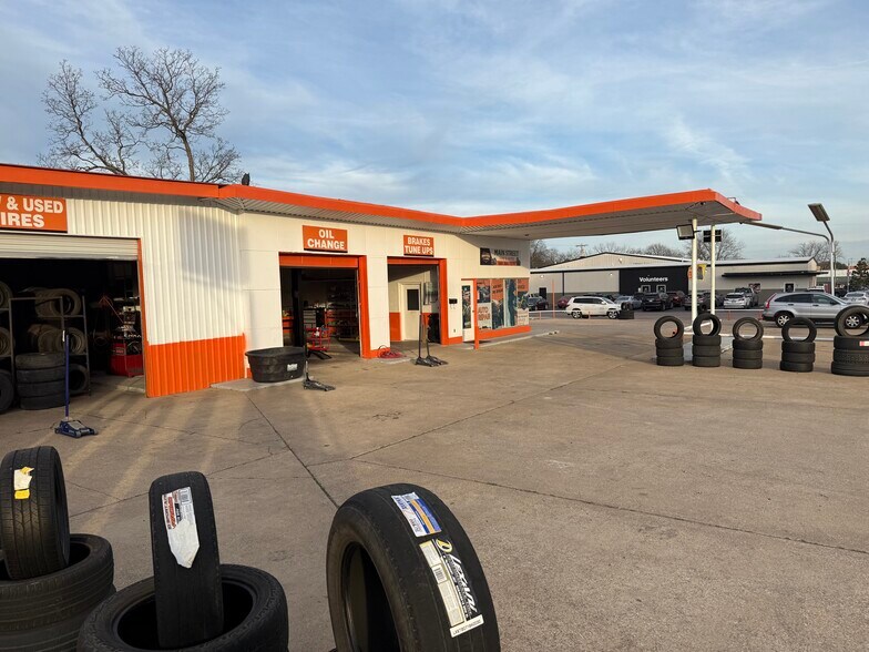 More Photos Of 810 W Main St, Durant Auto Repair For Lease