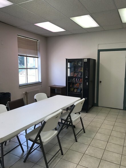 More Photos Of 161 N Lincoln Ave, Salem Office For Sale