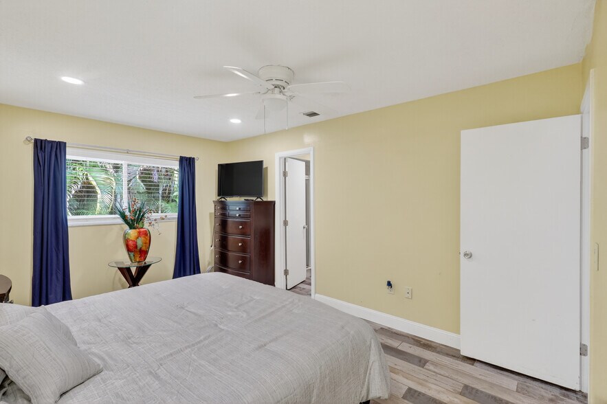 More Photos Of 1884 Southpointe Dr, Sarasota Apartments For Sale