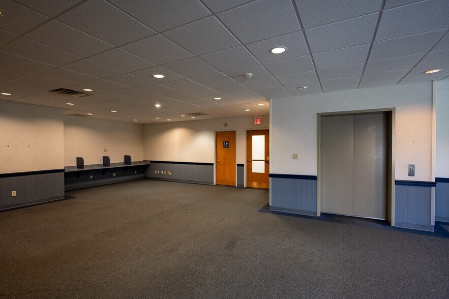 More Photos Of 639 S Walker St, Bloomington Office For Sale