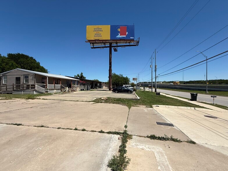 More Photos Of 1002 College St, Bastrop Freestanding For Lease