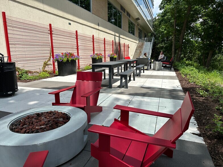More Photos Of 10050 Crosstown Cir, Eden Prairie Office For Lease