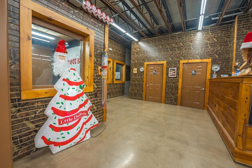 More Photos Of 118 First Ave, Hampton General Retail For Sale