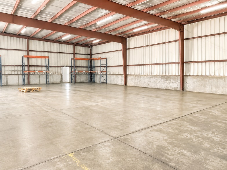 More Photos Of 711 Enterprise St, Laredo Warehouse For Lease