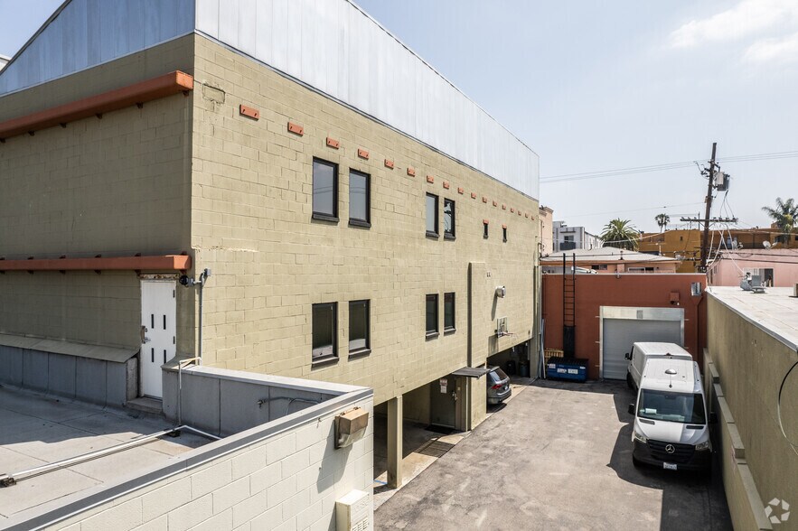 More Photos Of 830 Seward St, Los Angeles Light Manufacturing For Lease