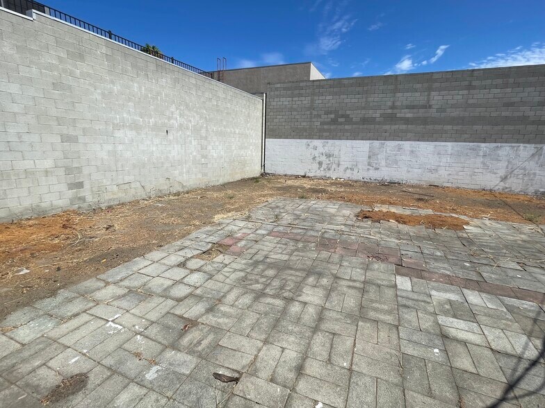 More Photos Of 16123 Wyandotte St, Van Nuys Service For Lease