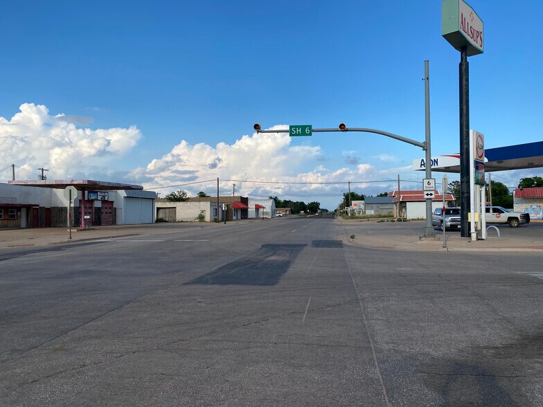 More Photos Of 100 Central, Knox City Auto Dealership For Lease