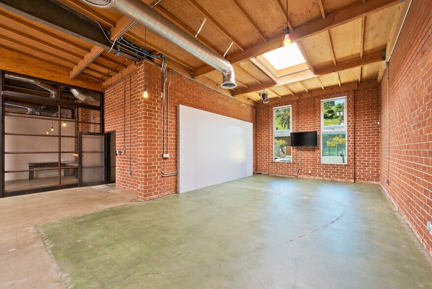 More Photos Of 6368 Arizona Cir, Los Angeles Office For Lease