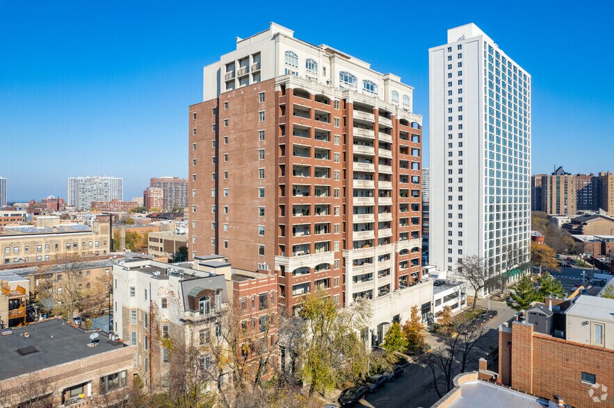 More Photos Of 828 W Grace St, Chicago Apartments For Lease