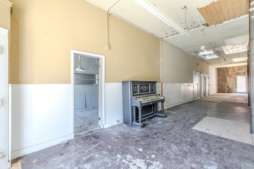 More Photos Of 221 S Main St, McGregor Storefront Retail Office For Sale