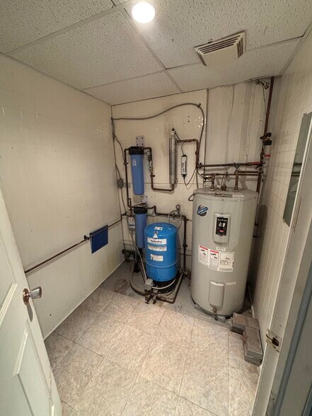 More Photos Of 7010 Parkway Rd, Greely Flex For Sale