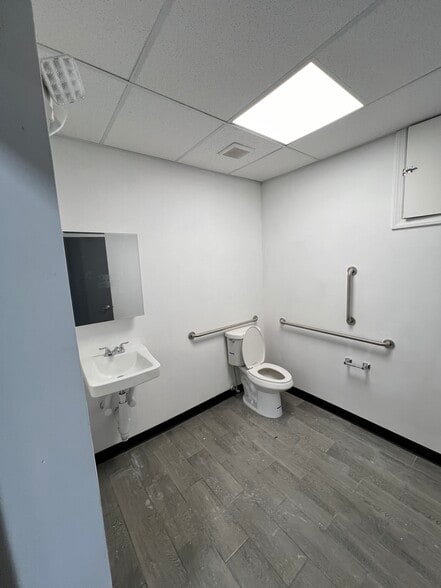 More Photos Of 11 Brookdale Ave, Newark Warehouse For Lease