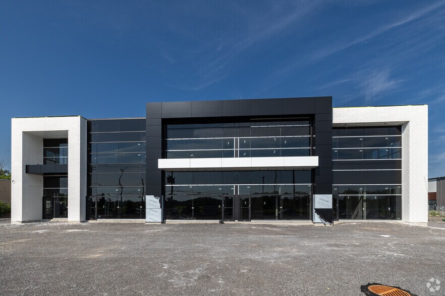 More Photos Of 8990 Boul de la Grande-Allée, Mirabel Storefront Retail Office For Lease