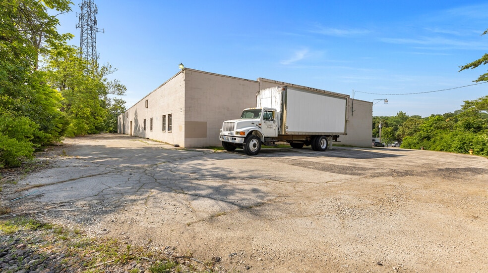 More Photos Of 333 Sante Ave, Kirkwood Warehouse For Lease