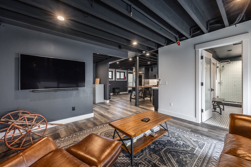More Photos Of 4554 Forestdale Dr, Park City Light Manufacturing For Sale