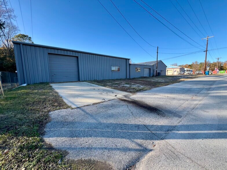 More Photos Of 402 Bermuda st, Quitman Flex For Sale