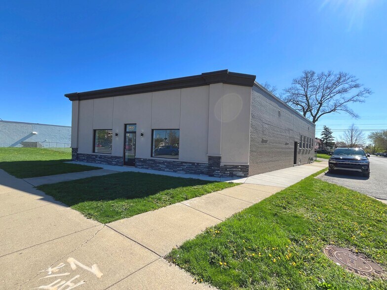 More Photos Of 2827 Fort St, Lincoln Park Freestanding For Sale