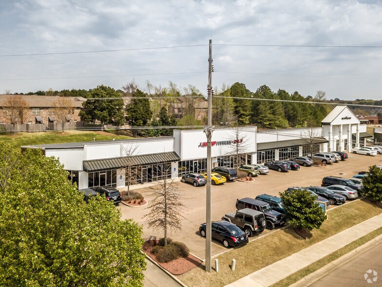 More Photos Of 304 Heritage Dr, Oxford General Retail For Lease