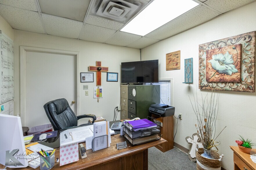 More Photos Of 1109 Oak St, Abilene Shelter For Sale