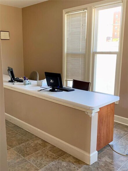 More Photos Of 111 S 10th St, Hannibal Office For Sale