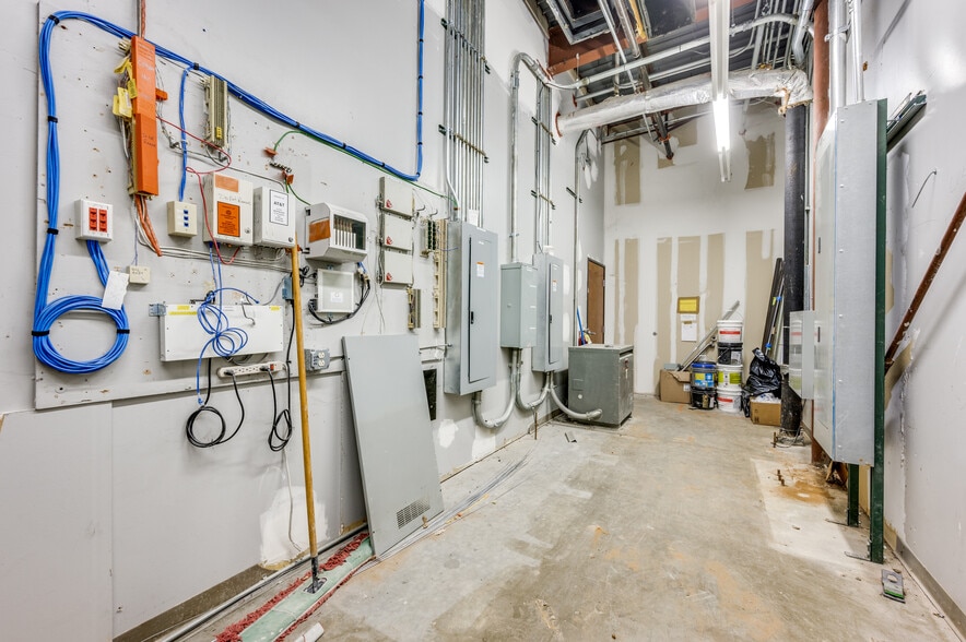 More Photos Of 10105 W Technology Blvd, Dallas Industrial For Sale