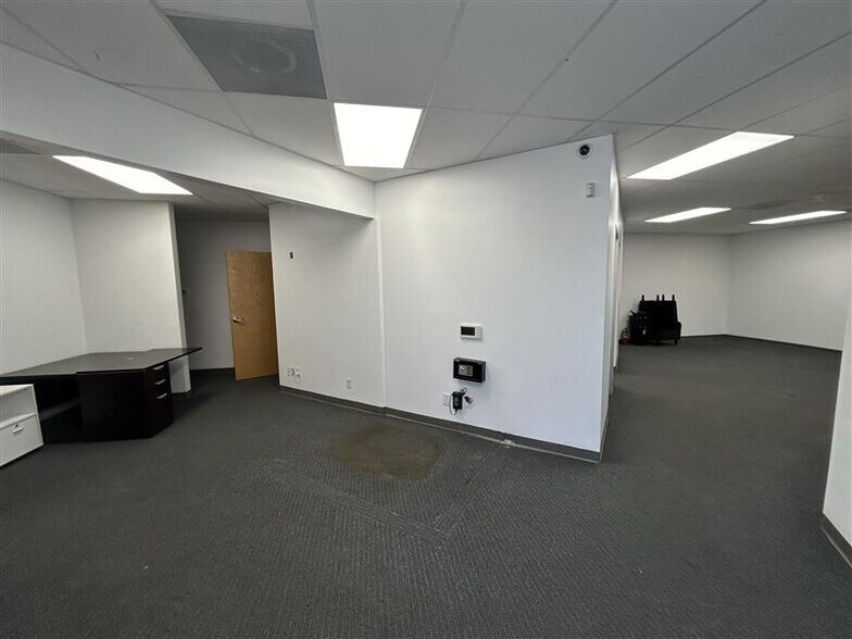 More Photos Of 4718 Cotton Belt Dr, San Antonio Warehouse For Sale