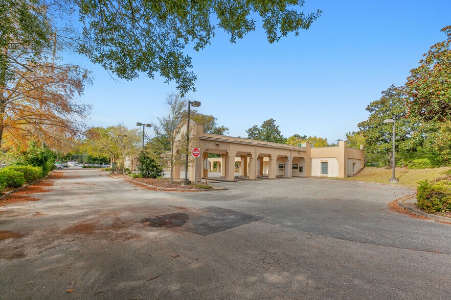 More Photos Of 1997 Capital Cir NE, Tallahassee Bank For Lease