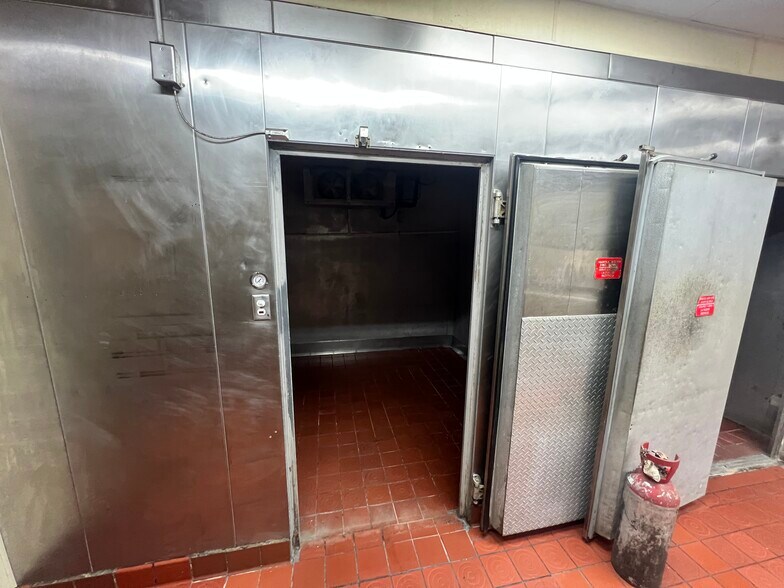 More Photos Of 5900 Roeland Dr, Mission Fast Food For Lease