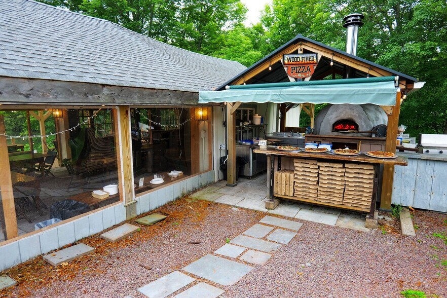 More Photos Of 102 Main St, Jefferson Hotel For Sale