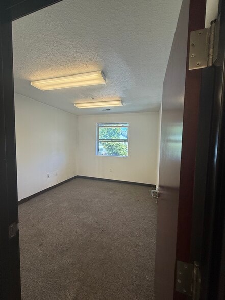 More Photos Of 2819-2827 SE 75th Ave, Hillsboro Light Distribution For Lease