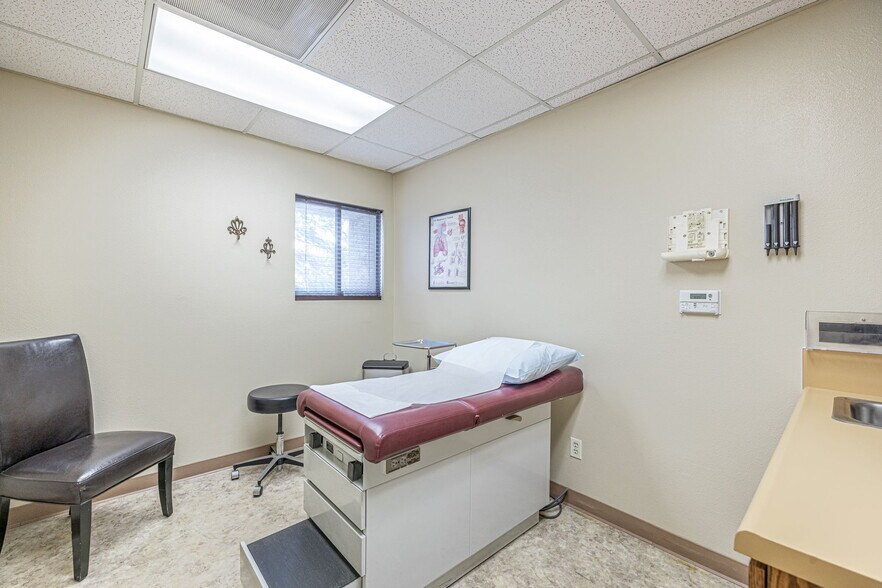 More Photos Of 44725 10th St W, Lancaster Medical For Sale