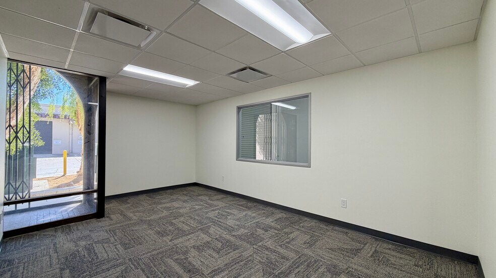 More Photos Of 18320-18330 Oxnard St, Tarzana Unknown For Lease