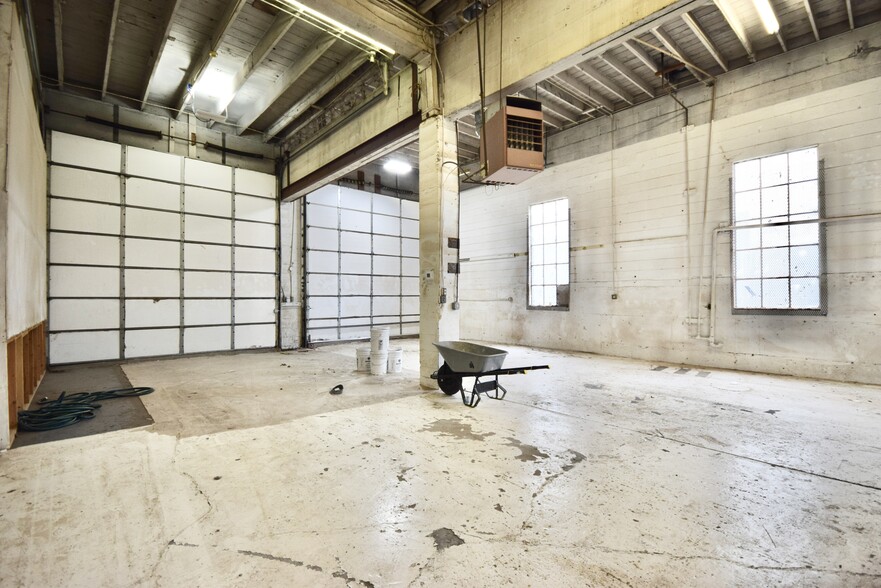 More Photos Of 55 SE Main St, Portland Warehouse For Lease