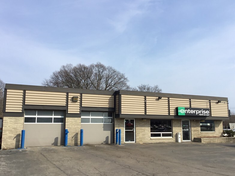 More Photos Of 4040 N 128th St, Brookfield Showroom For Sale