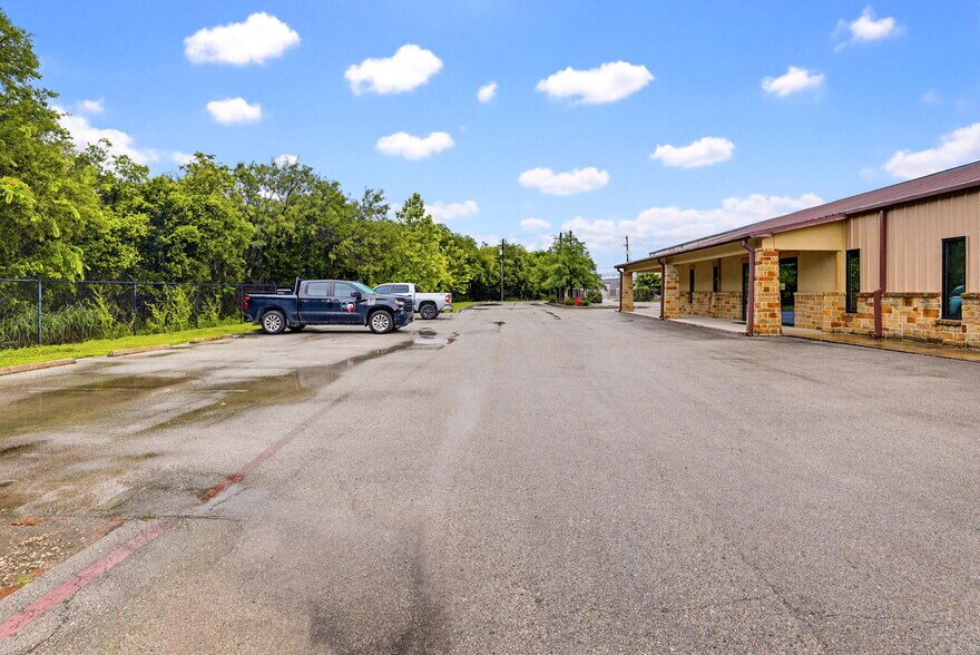 More Photos Of 11550 N North Loop Rd, San Antonio Warehouse For Sale