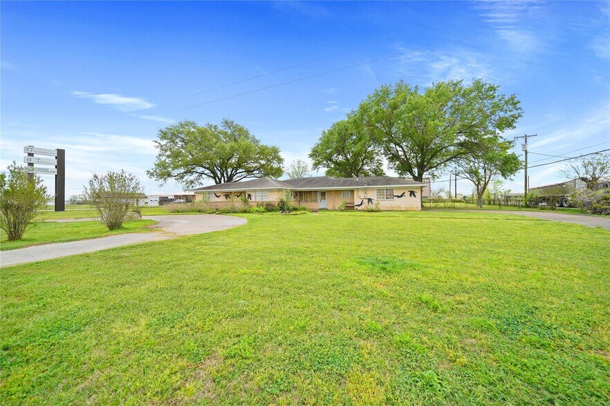 More Photos Of 1605 E Main St, Eagle Lake Specialty For Sale