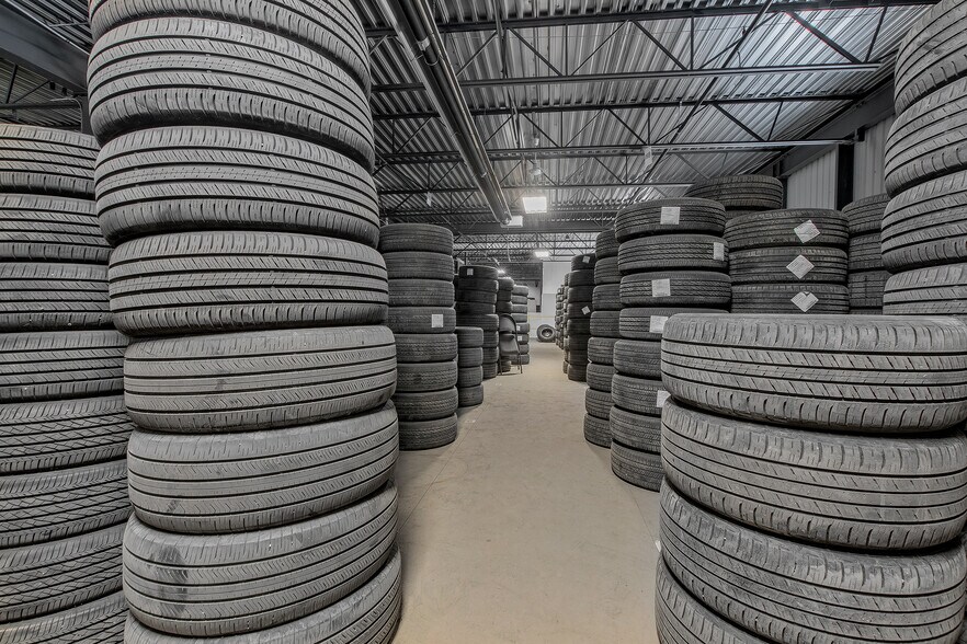 More Photos Of 14410 Rue Rolland-Desjardins, Mirabel Warehouse For Sale