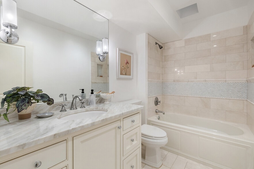 More Photos Of 1810 W 35th St, Austin Specialty For Sale