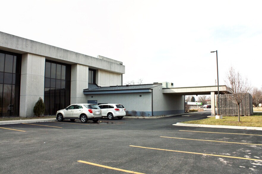 More Photos Of 1300 Irving Park Rd, Streamwood General Retail For Sale